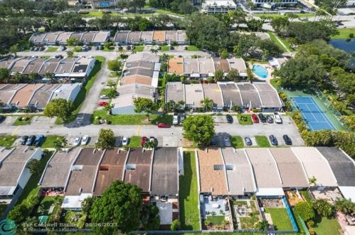 2327 37 Ave, Hollywood FL 33021-3626 exterior