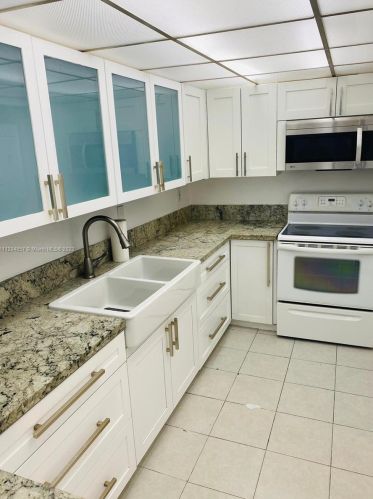 10000 80th Ct, Hialeah, FL 33016-2259