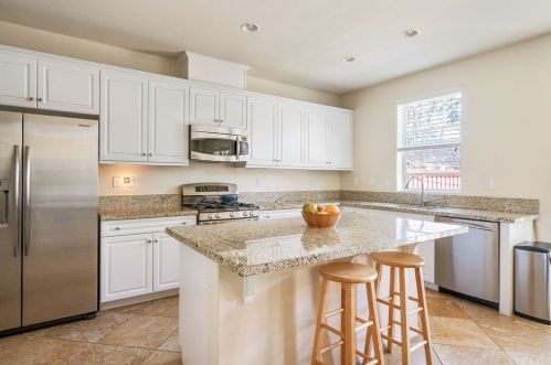 3342 Terrace Ridge Ln, Long Beach, CA 90804-1203