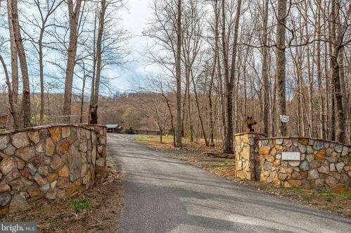 3714 Mountain Rd, Haymarket VA  20169-1739 exterior