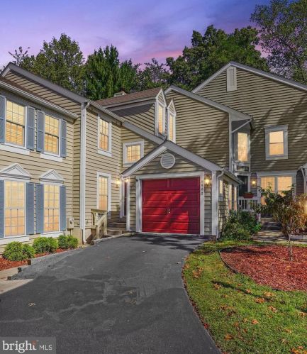 1502 Deer Point Way, Herndon VA  20194-1584 exterior