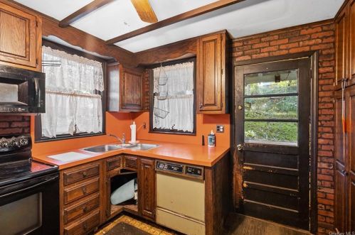 163 Babbitt Rd, Bedford Hills, NY 10507-2006