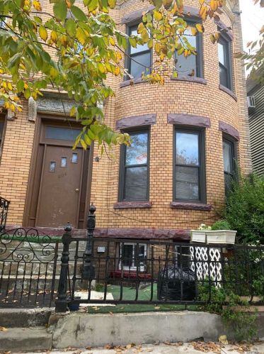 91-04 77th St, Jamaica, NY 11421-1034