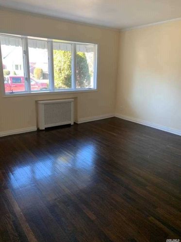 613 Adams Ave, Hempstead, NY 11552-2918