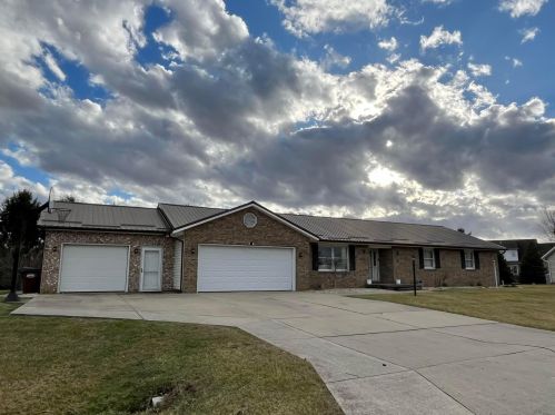 6 Hampton Ct, Washington Court House OH  43160-2802 exterior