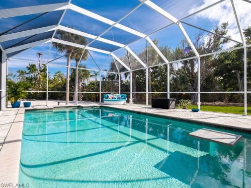 5690 Pne Tree Dr, Sanibel FL 33957-2304 exterior