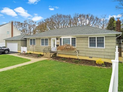 108 Ward St, West Islip, NY 11795-1123