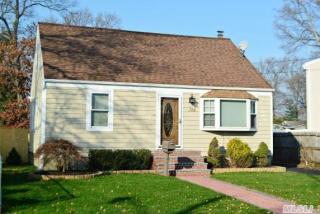 334 Gates Ave, North Lindenhurst NY  11757-5034 exterior
