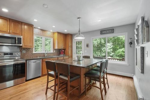 5 Highview Ter, Somers Town NY  10589-2800 exterior