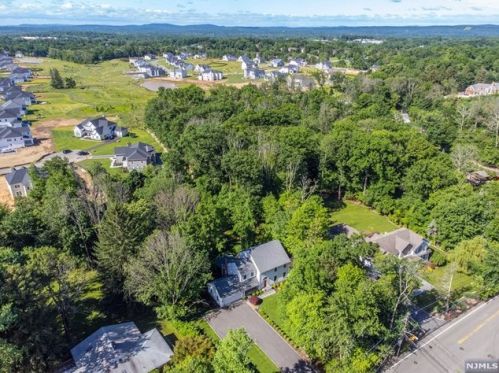 2 Sparrowbush Rd, Mahwah NJ  07430-1525 exterior