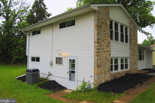 2065 Geoffrey Dr, Willow Grove PA  19090-2217 exterior