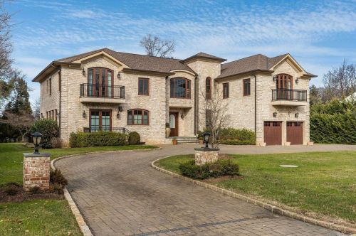 522 Chauncey Ln, Meadowmere Park, NY 11559-2825