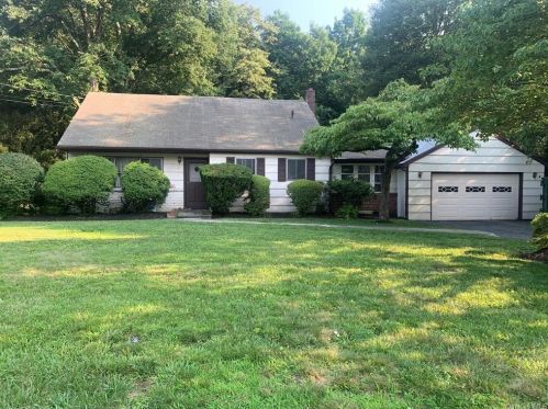 921 Fox Meadow Rd, Yorktown Hgts, NY 10598-2905