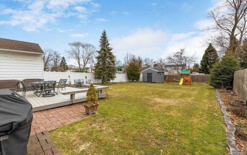 32 Leibrock Ave, North Lindenhurst NY 11757-1825 exterior