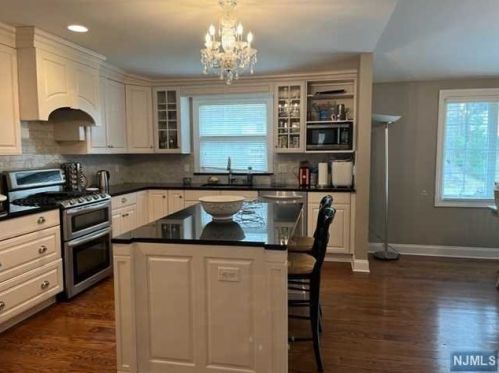288 Castle Dr, Englewood NJ  07632-1631 exterior