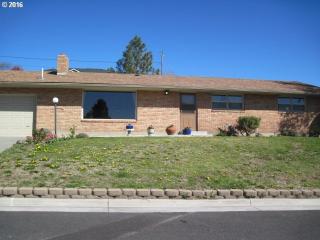 301 Ingram Ln, Cayuse, OR 97801-1449