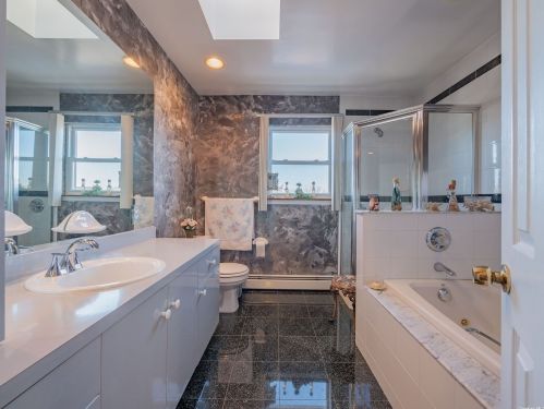 9 Old Broadway, New Hyde Park NY  11040-5012 exterior