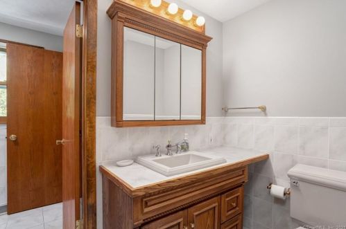 27 Welch Rd, North Haven CT  06473-2844 exterior