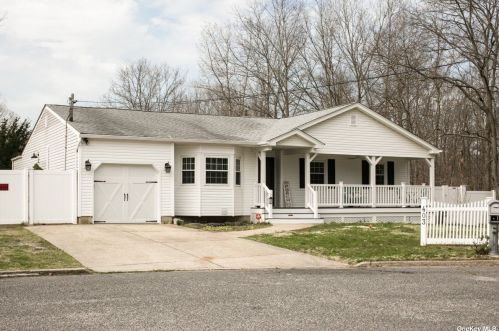 403 Cedarhurst St, Islip Terrace, NY 11752-1201