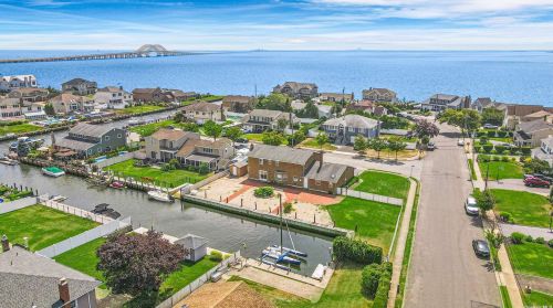 9 Mast Ln, West Islip, NY 11795-5025