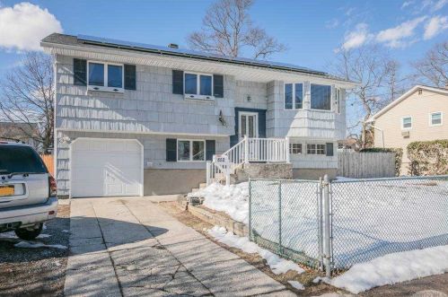 852 Udall Rd, West Islip, NY 11795-1406