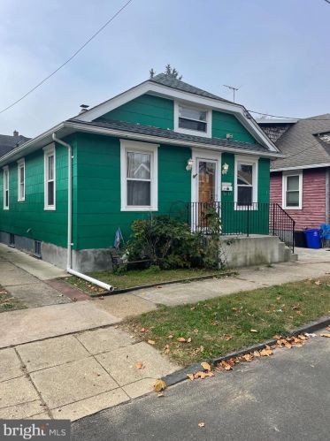 828 Bergen St, Gloucester, NJ 08030-1541
