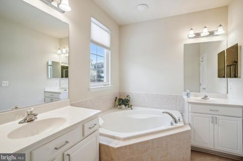 7204 Little Thames Dr, Gainesville VA  20155-4021 exterior