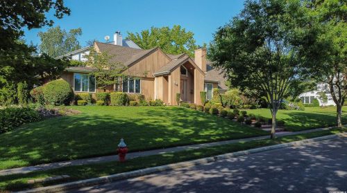 50 Crest Rd, New Hyde Park, NY 11040-1140