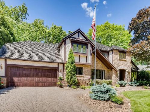 777 Carla Ln, Saint Paul, MN 55109-1925