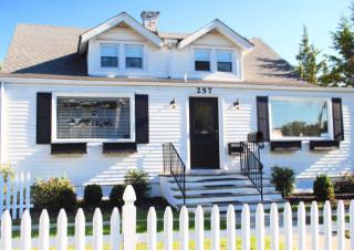 257 Putnam Ave, Cos Cob CT  06807-2703 exterior