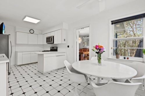 39 Runyon Pl, Scarsdale, NY 10583-7007