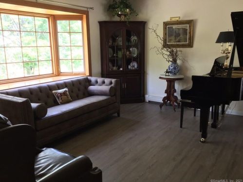 7 Strawberry Hill Rd, Milford CT  06461-3539 exterior