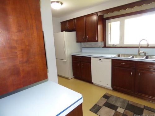 6 Ridgeland Cir, Wallingford CT  06492-2121 exterior