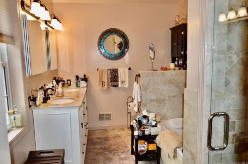 2 Drake Ln, White Plains NY  10607-2215 exterior