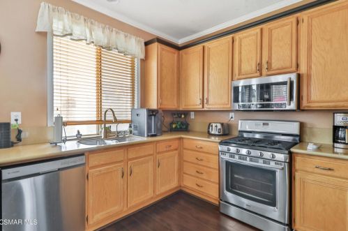 969 Roldan Ave, Simi Valley CA  93065-5667 exterior