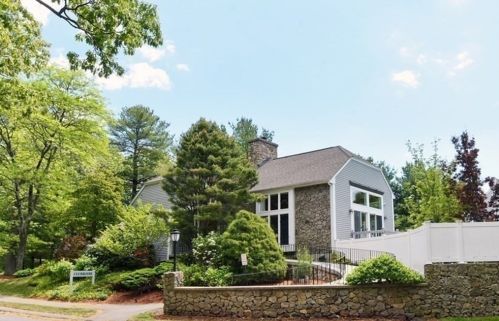 1906 Pheasant Creek Ln, Peabody MA 01960-4731 exterior