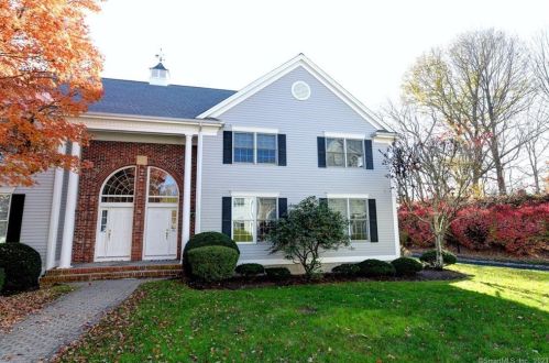 8 Village Dr, Bridgeport, CT 06611-4800