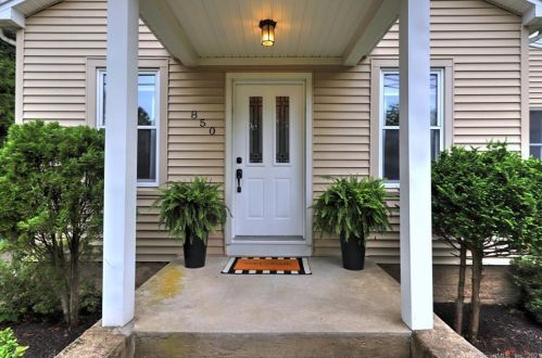 850 Cutspring Rd, Stratford, CT 06614-2445
