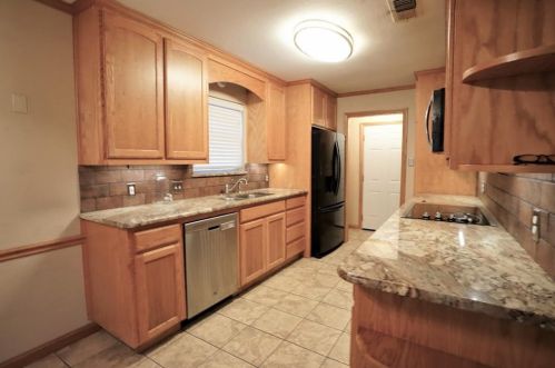 768 Hampshire Dr, Burleson TX  76028-4018 exterior
