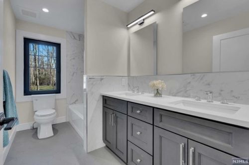 39 Pinehill Dr, Upper Saddle River NJ  07458-1927 exterior