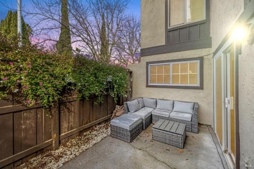 101 Fairoaks Dr, Vacaville CA  95688-5319 exterior