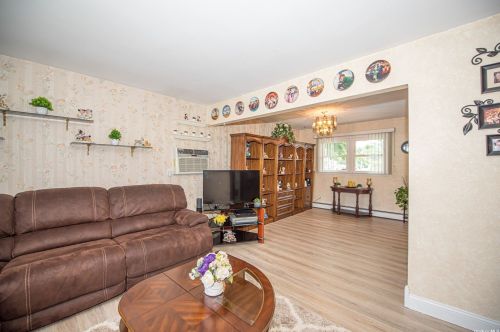 503 Kings Ave, North Lindenhurst NY  11757-3534 exterior