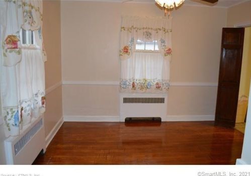 1049 Farmington Ave, Hartford CT  06107-2110 exterior