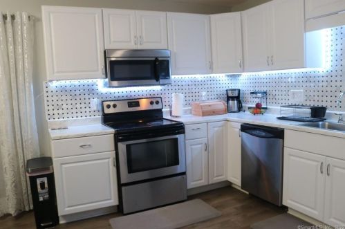 182 Stonefield Dr, Waterbury, CT 06705-3342