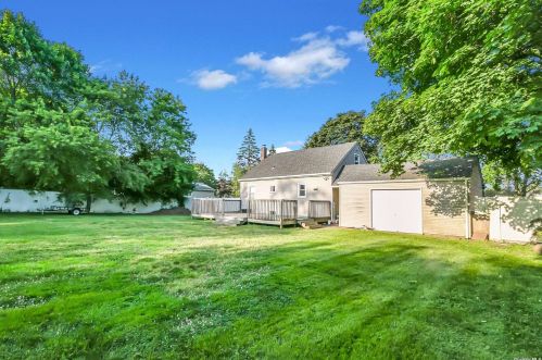 1436 Gardiner Dr, Bayshore, NY 11706-3713