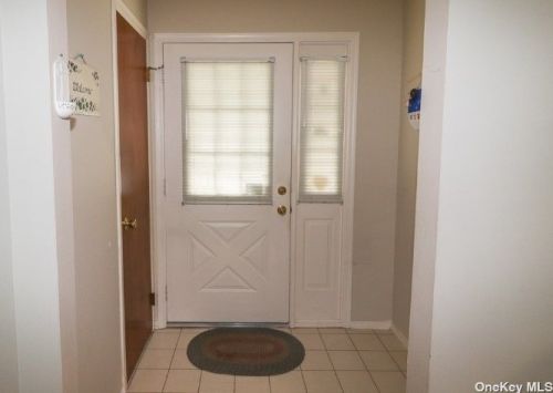 41 Primrose Ln, Babylon, NY 11703-3249
