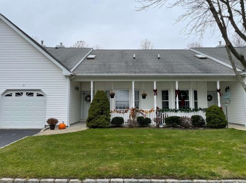 21 Oyster Cove Ln, Blue Point, NY 11715-1242