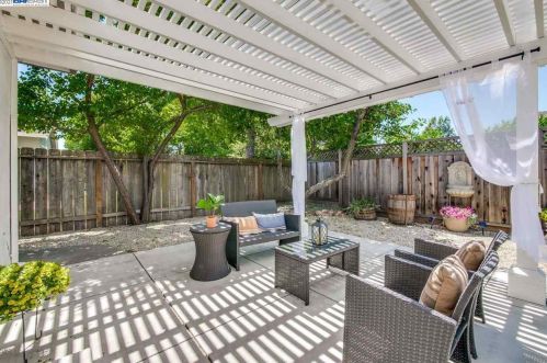 6570 Inglewood Dr, Pleasanton CA  94588-3825 exterior