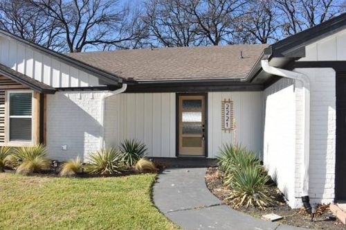 2221 Cambridge Dr, Hurst, TX 76054-2909
