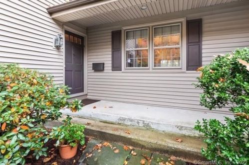 42 Cliffmount Dr, Bloomfield, CT 06002-2226